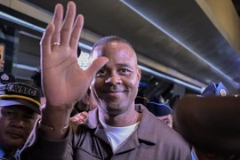 Bỏ rơi 'bại binh' Indonesia, HLV Kluivert bay thẳng về Hà Lan