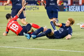 Quang Hải nói về màn va chạm 'nảy lửa' với Theerathon