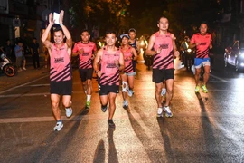 10.000 vận động viên tham gia giải chạy VNExpress Marathon Hanoi midnight 2022
