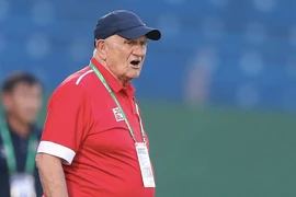 Từ mơ vô địch, HLV Petrovic giờ chỉ mong trụ hạng V-League