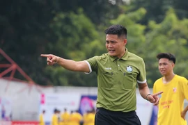Trọng tài 9X thích thú cầm còi giải bóng đá học sinh