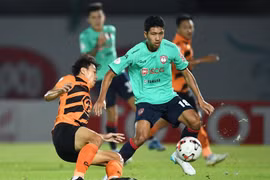 Chưa xong vụ Đặng Văn Lâm, Muangthong Utd lại muốn thưa kiện