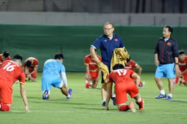 ĐT Việt Nam tráo số áo đá đối kháng, Phan Văn Đức ngồi ngoài