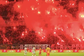 Làng bóng Indonesia hú vía với "mưa pháo sáng" trên sân CLB Persebaya