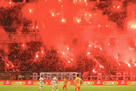 Làng bóng Indonesia hú vía với "mưa pháo sáng" trên sân CLB Persebaya