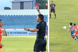 Bóng lăn 12 giây, cầu thủ V-League 'ăn' thẻ đỏ trực tiếp