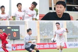 HLV Kim Sang-sik chứng kiến Khuất Văn Khang ghi bàn đẹp mắt