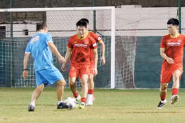 [ẢNH] Thầy Park đá bóng "ma", giúp học trò giải toả tâm lý