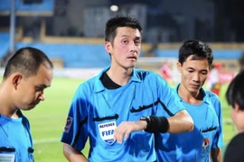 Sẵn sàng thuê trọng tài ngoại bắt V-League 2022