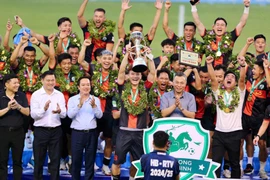 Tân vương hạng Nhất tính đổi tên, thay tướng ngay sau khi vô địch