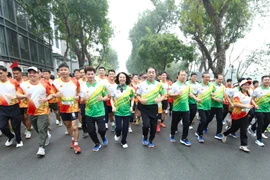 Sôi nổi Ngày chạy Olympic - Vì an ninh Tổ quốc tại Hà Nội