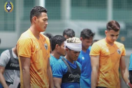 U23 Indonesia thi đấu giao hữu qua... cửa kính xe buýt