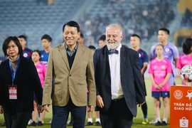 Bộ trưởng Lương Tam Quang dự khán, động viên Công an Hà Nội FC giao hữu SK Slavia Praha