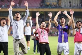 Sẵn sàng trao cúp vô địch cho Hà Nội FC tại Hàng Đẫy