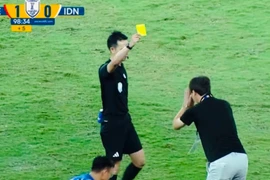 HLV Kim Sang-sik: "Tôi vái lạy trọng tài là vì..."