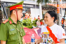 "Chú có mệt không, uống ngụm nước cho mát..."