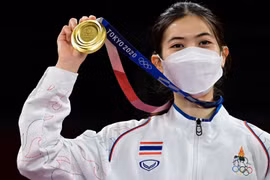 Giúp Thái Lan hãnh diện, võ sỹ Panipak nhận thưởng hơn 8 tỷ đồng