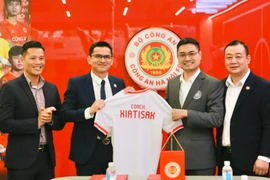 Công an Hà Nội FC ra mắt tân HLV trưởng Kiatisak