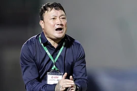 "Chiến hạm đỏ" chờ sự mát tay của HLV Trương Việt Hoàng