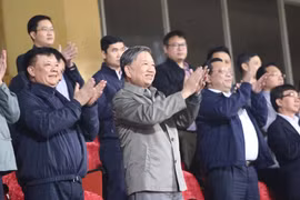 Bộ trưởng Bộ Công an Tô Lâm và Bí thư Thành ủy Đinh Tiến Dũng dự khán trận Công an Hà Nội - Bình Định