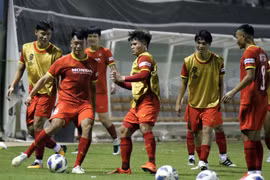 Thầy Park 'lùa' học trò ra sân tập làm quen khí hậu khắc nghiệt