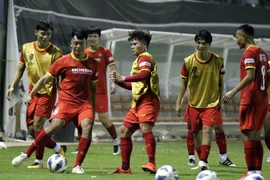 Thầy Park 'lùa' học trò ra sân tập làm quen khí hậu khắc nghiệt