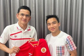 Hình ảnh HLV Kiatisak tặng "Messi Thái" áo đấu Công an Hà Nội gây sốt