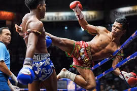 Võ sỹ Kun Khmer đấu Muay Thái trên... sân bóng đá ngày 8-3