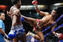 Võ sỹ Kun Khmer đấu Muay Thái trên... sân bóng đá ngày 8-3