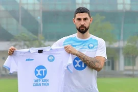 Hậu vệ Việt kiều Pháp ở lại CLB Nam Định tới 2027