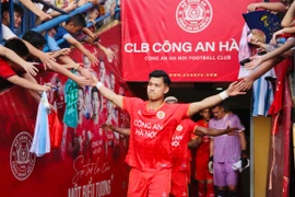 Khoảnh khắc đẹp ngày Công an Hà Nội đăng quang V-League