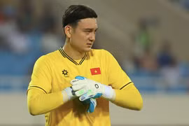 Vì sao HLV Kim Sang-sik "bỏ rơi" trò cưng thầy Park?