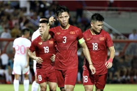 Tuyển Việt Nam thắng nhọc Hong Kong (TQ) trong ngày HLV Troussier ra mắt