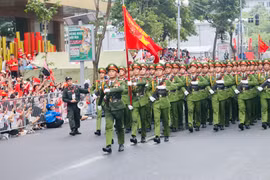 Các khối Công an diễu binh trong tiếng hò reo, chào đón của nhân dân