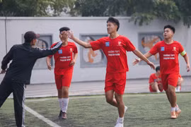 Chiến thắng 3 'sao' đưa THPT Thạch Bàn vào tứ kết