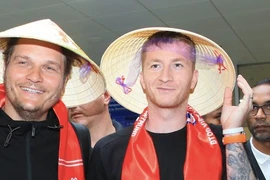 Marco Reus thích thú với nón lá khi tới Hà Nội