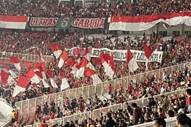 Bắt quả tang cổ động viên Indonesia mang rượu, pháo sáng vào sân