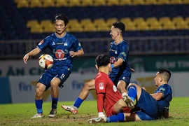 Thành tích 'lao dốc', HAGL có thay HLV Kiatisak?