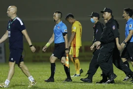 Tấn công trọng tài, thủ môn CLB TP.HCM đối mặt án phạt nguội