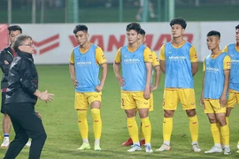 HLV Troussier làm điều chưa từng có ở các đội tuyển Việt Nam