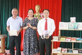 Trao tặng hơn 1.000 cuốn sách cho cán bộ, nhân dân xã Đồng Tâm