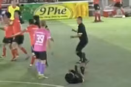 'Treo giò' vĩnh viễn cầu thủ đấm gục trọng tài ở giải phong trào