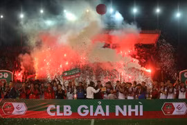 'Choáng' với tiền phạt CLB Hải Phòng vì pháo sáng, xúc phạm trọng tài