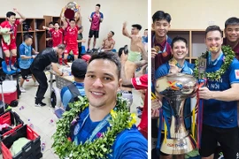 Nguyễn Filip cùng đồng đội "quẩy" tưng bừng bên Siêu cúp quốc gia