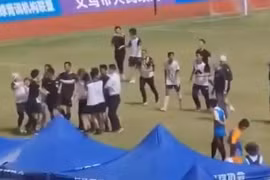 Trung Quốc: Cầu thủ U15 lao vào 'đánh hội đồng' trọng tài
