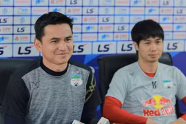 HLV Kiatisak bênh Công Phượng sau quả phạt đền hỏng