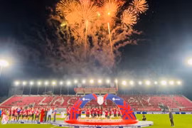 Pháo hoa thắp sáng sân Lạch Tray tại lễ trao giải AFF Cup nữ 2025