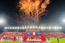 Pháo hoa thắp sáng sân Lạch Tray tại lễ trao giải AFF Cup nữ 2025