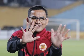 Kiatisak bất ngờ hồi hương truyền thông Thái Lan tò mò