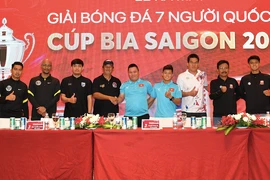 Bóng đá Việt Nam lần đầu so tài Thái Lan trên sân 'phủi'